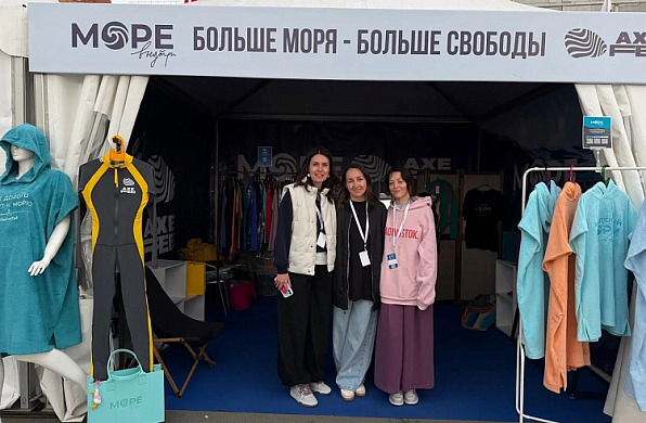 «Море внутри»: одежду с ручной росписью создаёт предпринимательница Приморья с помощью господдержки